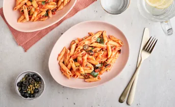 Pasta puttanesca met courgette