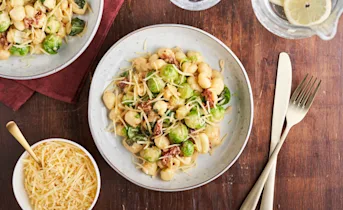 Gnocchi met romige spruitjes en zongedroogde tomaat