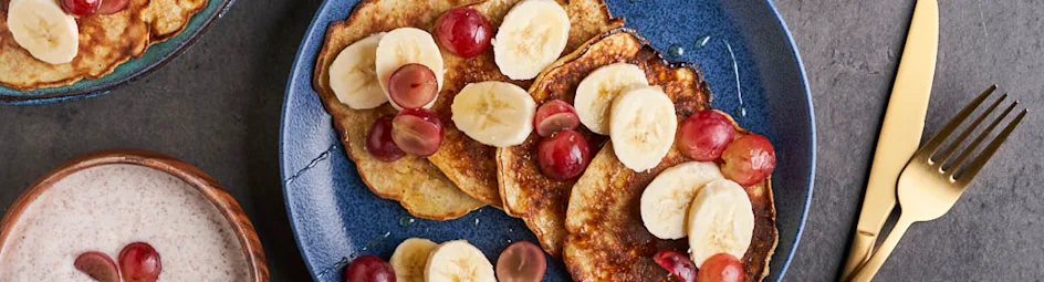 Bananenpannenkoeken met druiven en kaneelyoghurt