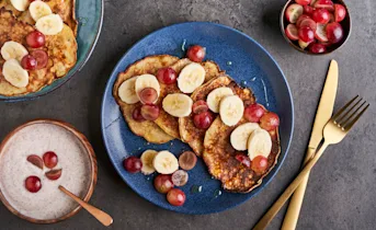 Bananenpannenkoeken met druiven en kaneelyoghurt