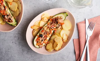 Gevulde courgettes met tonijn en aardappelschijfjes