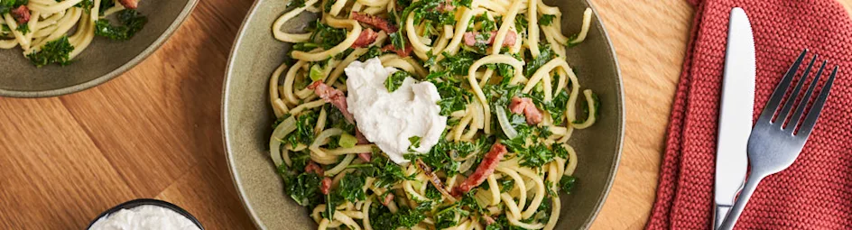 Makkelijke boerenkoolpasta met spekjes en ricotta
