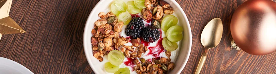 Yoghurt-fruitbowls met snelle granola uit de pan