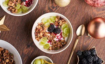 Yoghurt-fruitbowls met snelle granola uit de pan