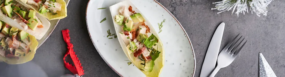 Witlofschuitjes met gerookte kip, avocado en krokant spek