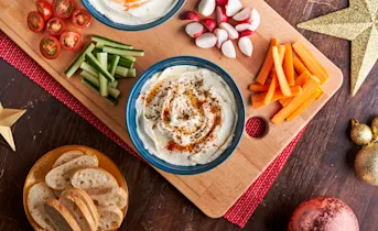 Vegetarische borrelplank met crudités en twee soorten labneh