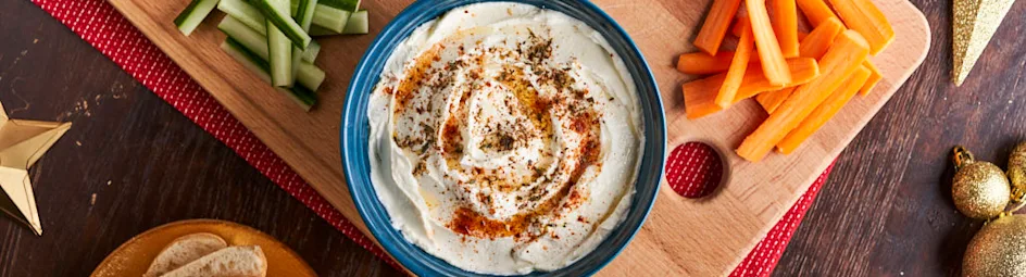 Vegetarische borrelplank met crudités en twee soorten labneh