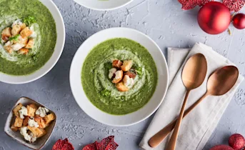 Spinazie-broccolisoep met blauwe-kaascroutons