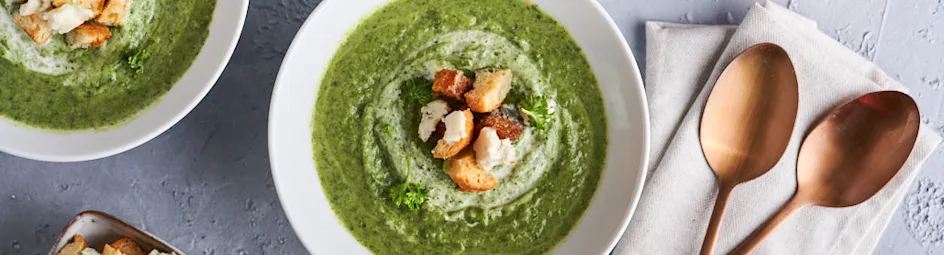 Spinazie-broccolisoep met blauwe-kaascroutons