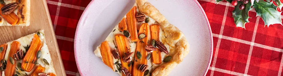 Vegetarische worteltaart met geitenkaas, pecannoten en tijmhoning