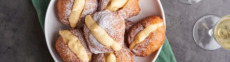 Gevulde oliebollen met banketbakkersroom
