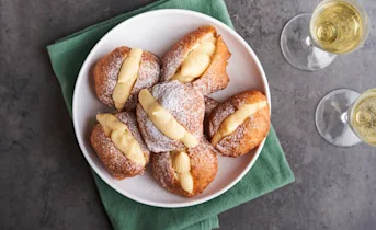 Gevulde oliebollen met banketbakkersroom