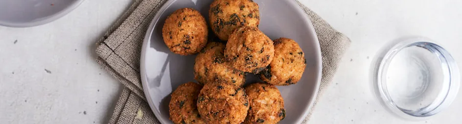Risottoballetjes met mozzarella en spinazie