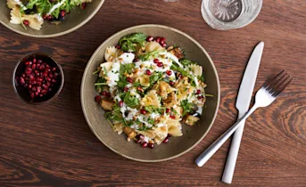 Pastasalade met aubergine en granaatappel