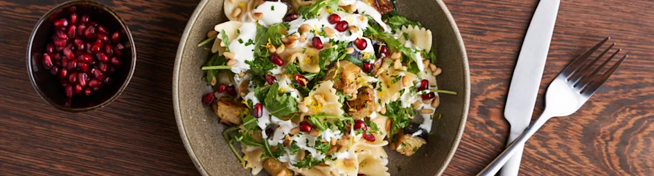 Pastasalade met aubergine en granaatappel