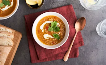 Linzensoep met frisse kruidenyoghurt