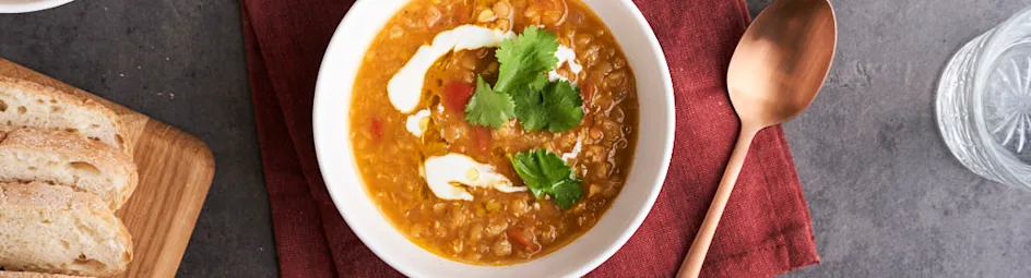 Linzensoep met frisse kruidenyoghurt