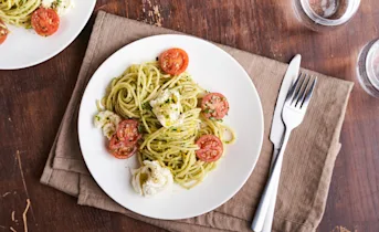 Courgettepasta caprese