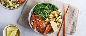 Gezonde zalmbowls met groene groenten