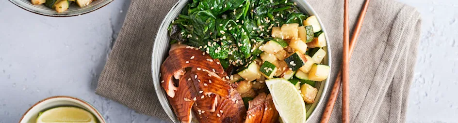 Gezonde zalmbowls met groene groenten