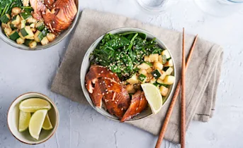 Gezonde zalmbowls met groene groenten
