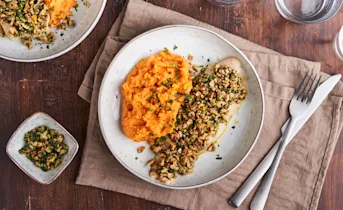 Zoete-aardappelpuree met pangasiusfilet en walnotenpesto
