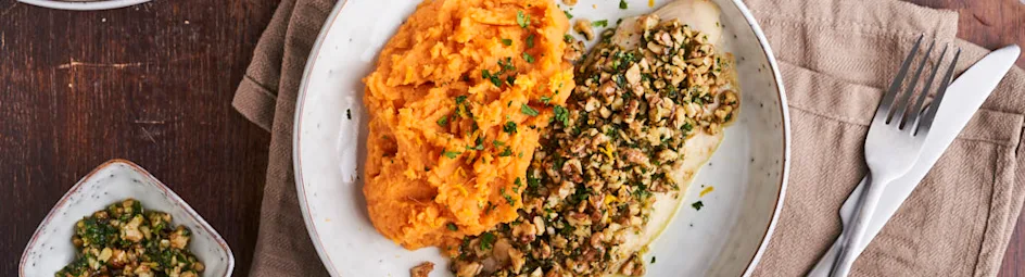 Zoete-aardappelpuree met pangasiusfilet en walnotenpesto