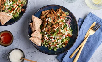 Shoarmasalade met frisse yoghurtdressing en pitapuntjes