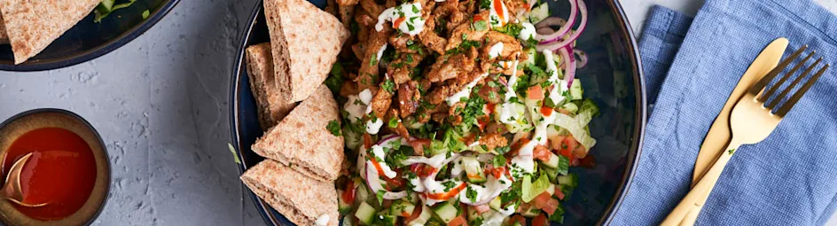 Shoarmasalade met frisse yoghurtdressing en pitapuntjes