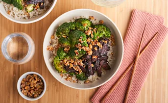 Makkelijke rijstbowls met tempeh, broccoli en pindacrunch