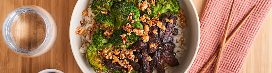 Makkelijke rijstbowls met tempeh, broccoli en pindacrunch