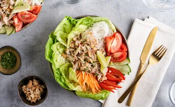 Vietnamese noedelsalade met geplukte kip