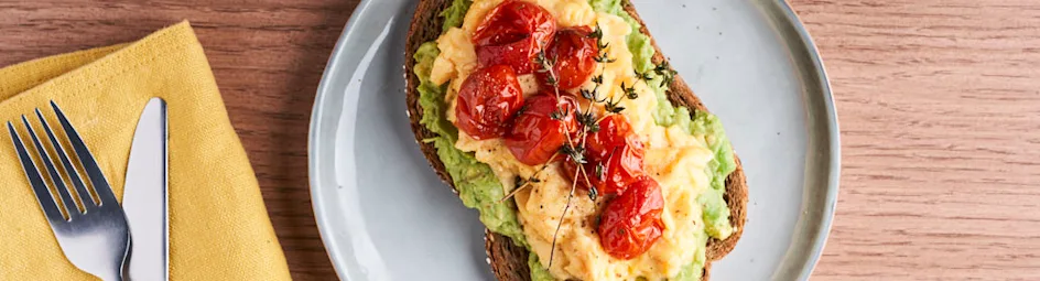 Avocado toast met roerei en gepofte tomaatjes