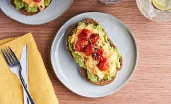 Avocado toast met roerei en gepofte tomaatjes