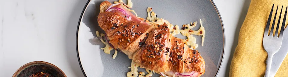 Getoaste croissants met ham, kaas en pittige sesamtopping