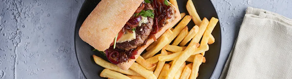 Hamburgers met blauwe kaas en rode-uienrelish