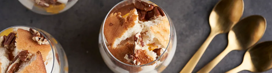 Snelle kwarktrifles met eierkoek en mango