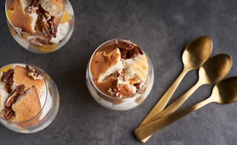 Snelle kwarktrifles met eierkoek en mango