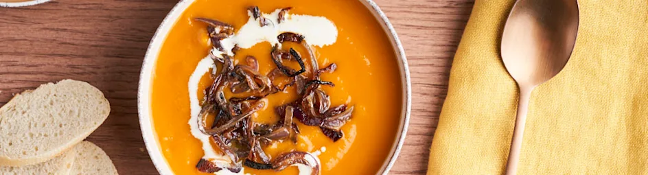 Zoete-aardappelsoep met gekarameliseerde ui