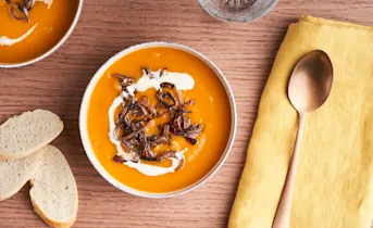 Zoete-aardappelsoep met gekarameliseerde ui