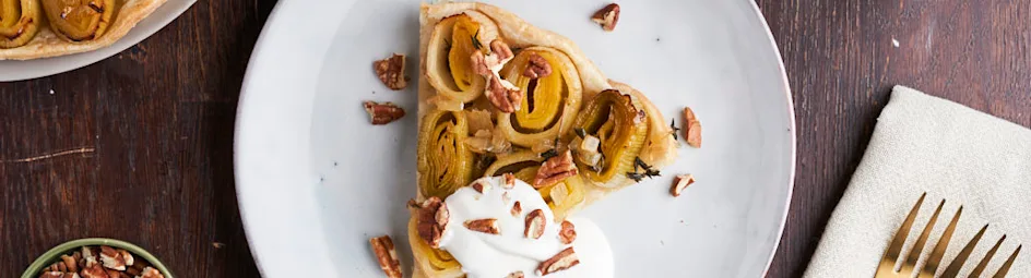 Hartige tarte tatin met prei en geitenkaasroom