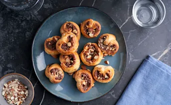 Hartjesbroodjes met hazelnootpasta en amandelen