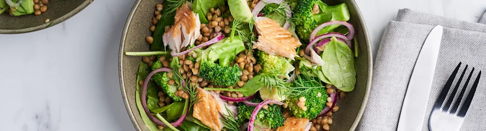 Broccolisalade met avocado en makreel