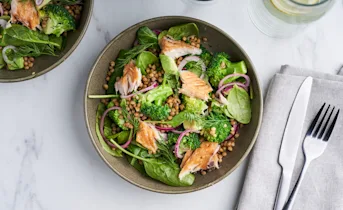 Broccolisalade met avocado en makreel