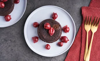 Lopende chocoladecakejes met kersen