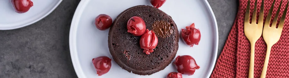 Lopende chocoladecakejes met kersen