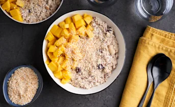 Tropische birchermuesli met mango en krokante kokos
