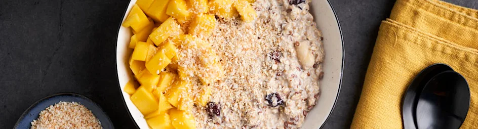 Tropische birchermuesli met mango en krokante kokos