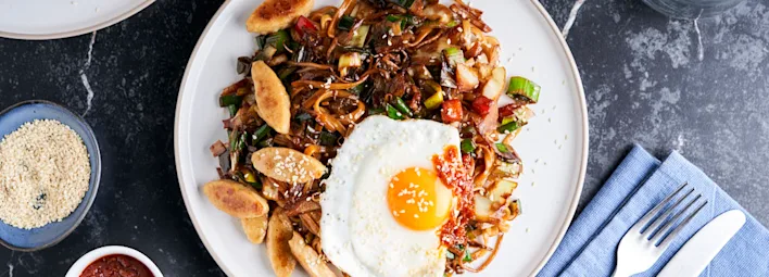 Vegetarische roerbakschotel met gebakken ei