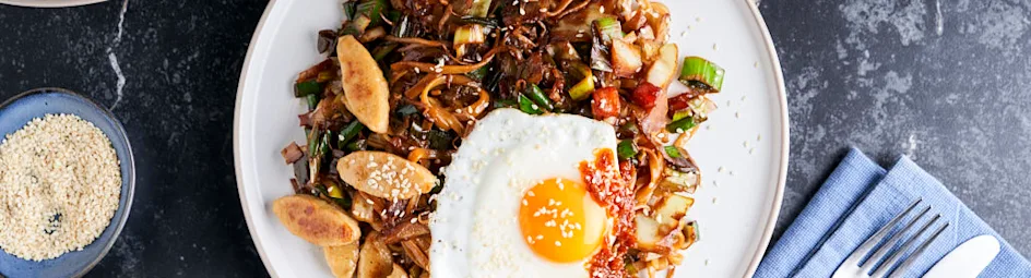 Vegetarische roerbakschotel met gebakken ei